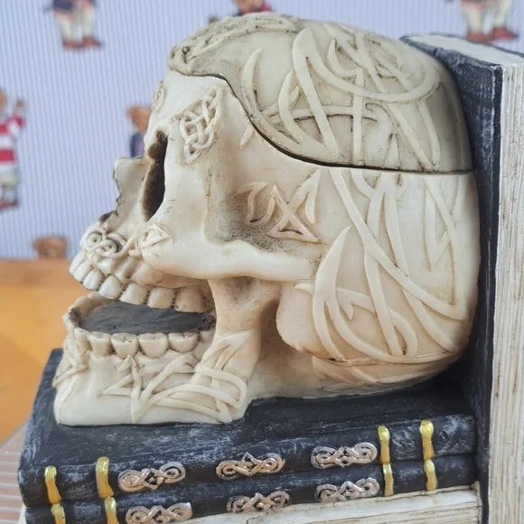 Bellaa decorative skulls small storage Celtic knot design resin bookends - Picture 6 of 8